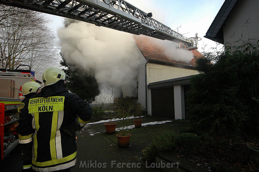 Feuer Einfamilienhaus Koeln Suerth Rotdornallee P27.jpg